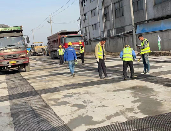 安龙老材料的新故事：玻璃纤维土工格栅如何在‘白改黑’浪潮中重获新生？