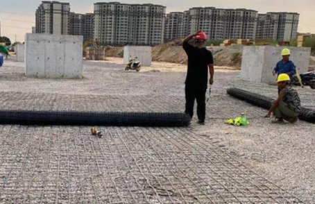 安龙土工格栅铺设前地基要怎么处理？